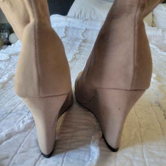 Colin Stuart Suede Wedge Ankle Booties 8.5 EUC - Picture 9 of 10